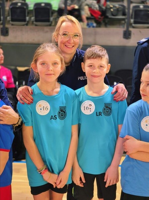 Policjantka z uczniami.