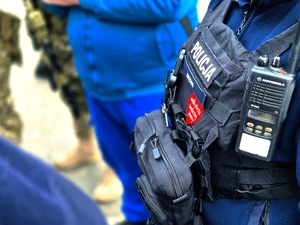 Serduszko WOŚP na policyjnym mundurze.