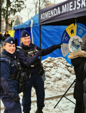 Policjantki obok namiotu.