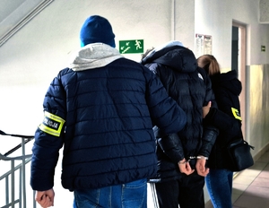Policjanci z zatrzymanym.