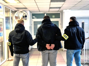 Policjanci z zatrzymanym.