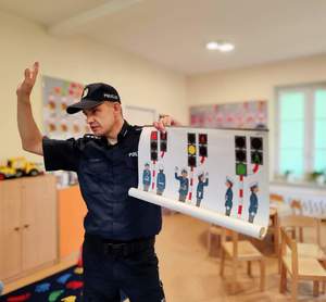Policjant podczas profilaktyki w szkole.