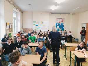 Policjantka w szkole z dziećmi.