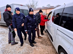 Policjanci w schronisku.