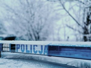 napis policja na radiowozie.