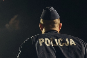 Policjant tyłem.