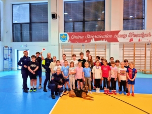 Zdjęcie grupowe policjanci wraz z dziećmi.