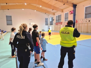 Policjanci z ruchu drogowego prowadzący zajęcia.
