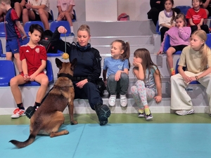 Przewodnik psa służbowego podczas zajęć z dziećmi.
