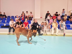 Przewodnik psa służbowego podczas zajęć z dziećmi.