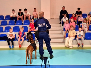 Przewodnik psa służbowego podczas zajęć z dziećmi.
