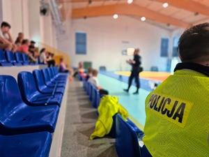 Napis policja a w tle młodzież.