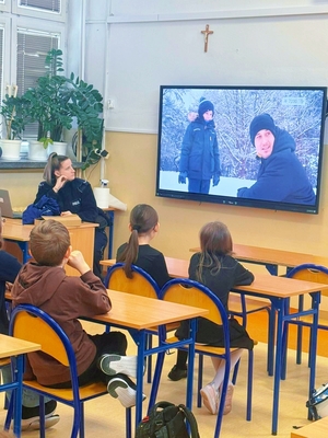 Policjantka z dziećmi.