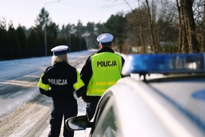 Policjanci przy radiowozie.
