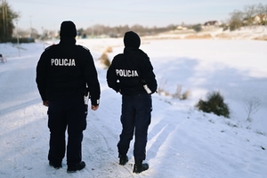 Policjanci kontrolujący zamarznięty Zalew Zadębie.