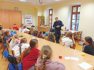 Policjant podczas spotkania z dziećmi.
