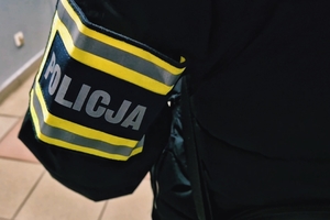 Opaska Policja na ramieniu kryminalego.
