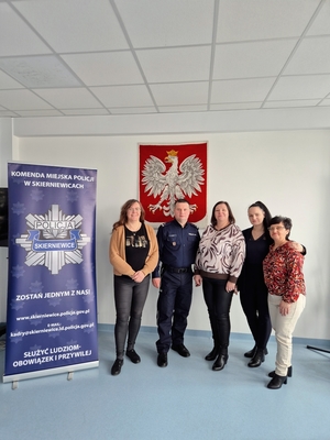 Pracownicy z I Zastępca Komendanta Miejskiego Policji w Skierniewicach.