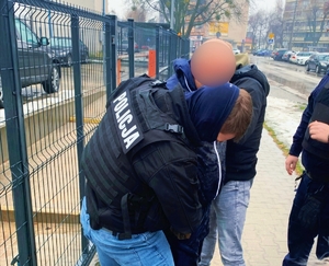 Kryminalni podczas zatrzymania mężczyzny.