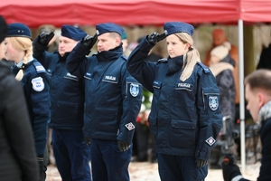 Policjanci oddający honor.