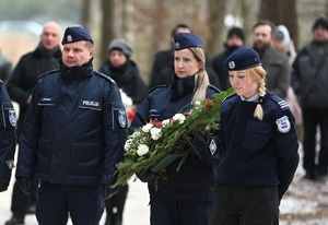 Policjanci z kwiatami.
