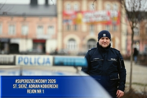 Dzielnicowy przy radiowozie.