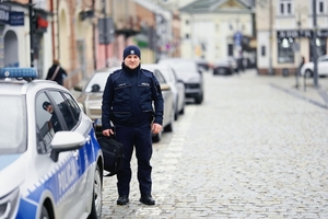 Dzielnicowy w rejonie służbowym w trakcie obchodu.
