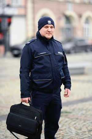 Dzielnicowy w rejonie służbowym w trakcie obchodu.