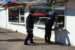 Policjanci kontrolujący targowisko.