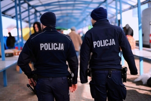 Policjanci kontrolujący targowisko.