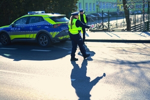 Policjantki zatrzymujące pojazd do kontroli.