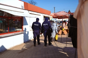 Policjanci kontrolujący targowisko.