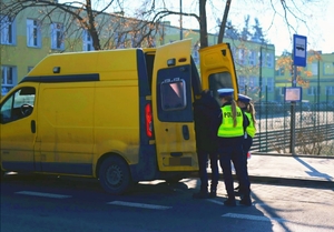 Policjantki podczas kontroli pojazdu.