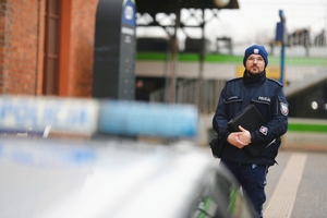 Dzielnicowy w rejonie służbowym.