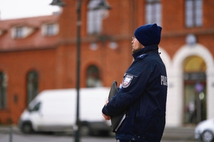 Dzielnicowy w rejonie służbowym.