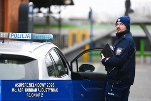 Dzielnicowy w rejonie służbowym.