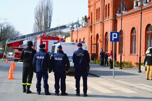 Służby mundurowe podczas ćwiczeń.