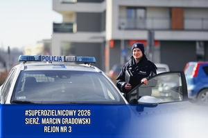 Dzielnicowy w swoim rejonie służbowym.
