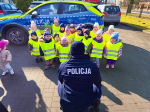 Policjant z dziećmi.
