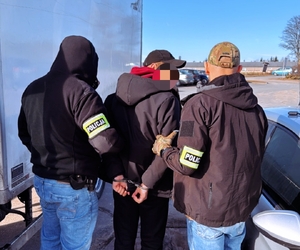 Kryminalni z zatrzymanym poszukiwanym mężczyzną.