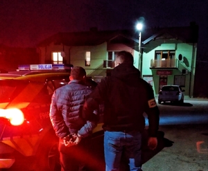Kryminalni z zatrzymanym poszukiwanym mężczyzną.