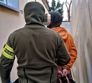 Kryminalni z zatrzymanym poszukiwanym mężczyzną.