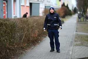 Dzielnicowy w rejonie służbowym.