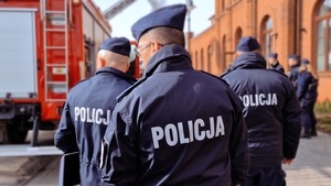 Policjanci stojący tyłem.