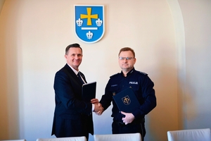 Komendant Miejski Policji w Skierniewicach wraz z Prezydentem Miasta Skierniewice.
