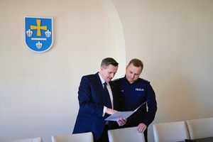 Komendant Miejski Policji w Skierniewicach wraz z Prezydentem Miasta Skierniewice.