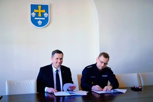 Komendant Miejski Policji w Skierniewicach wraz z Prezydentem Miasta Skierniewice.