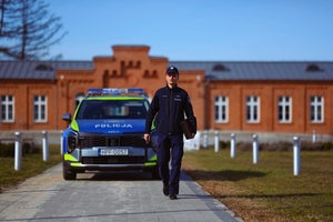 Dzielnicowy w rejonie służbowym.