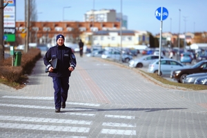 Dzielnicowy w rejonie służbowym.