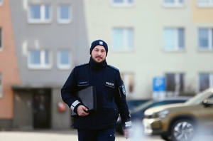 Dzielnicowy w rejonie służbowym.